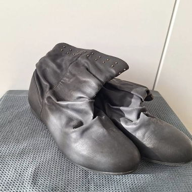 Schwarze Kunst-Lederstiefel