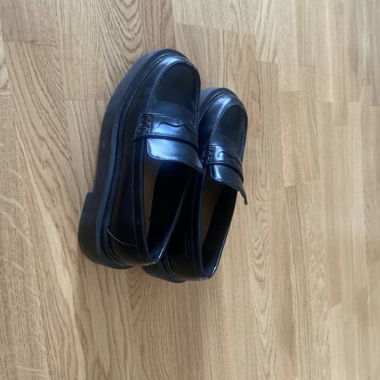 Schwarze Mokassins