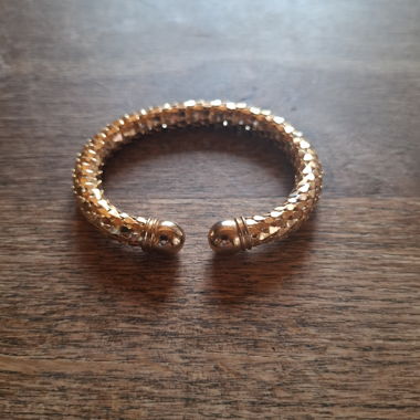 Bracelet jonc doré designe en écaille 