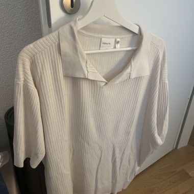 Maglione crema a coste maniche corte