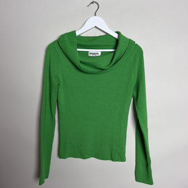 Top verde a costine con scollo a cappuccio