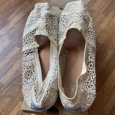 TOMS Espadrilles aus beiger Spitze