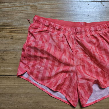 Kurze Sportshorts mit kleiner Tasche