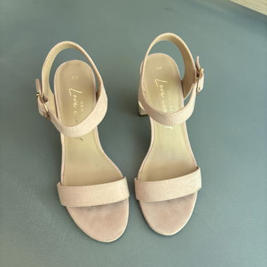 Sandales à talons roses