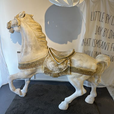 Cavallo decorativo con sella