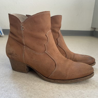 Braune Leder-Stiefeletten, Spitz zulaufende Zehen - Grösse 38