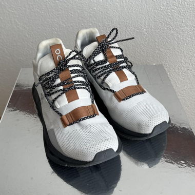 Sneakers On Cloudnova bianche con dettagli marroni e lacci neri maculati