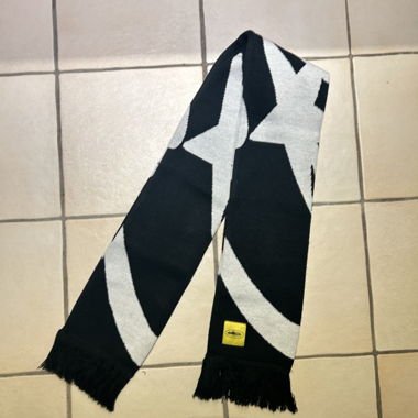Schwarzer und weisser Schal