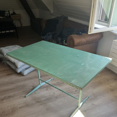 Grüner Metalltisch klappbar