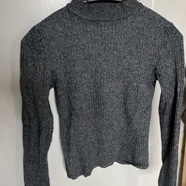 Grauer gerippter Feinstrickpullover