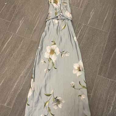 Robe bleue à fleurs