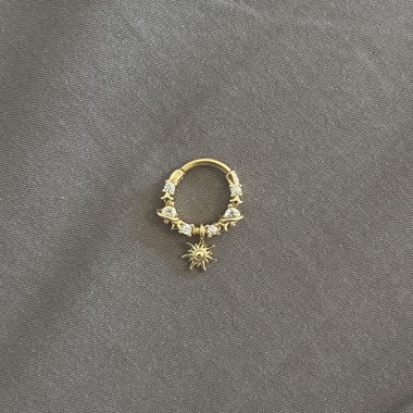Piercing doré avec pendentif soleil