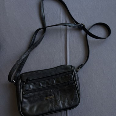 Borsa a tracolla in pelle nera con tracolla regolabile
