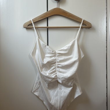 Body bianco con spalline sottili e arricciatura