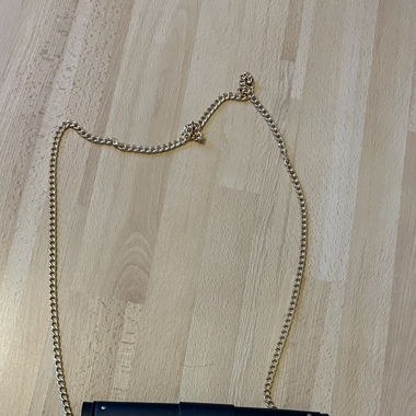 Schwarze Handtasche mit Nieten