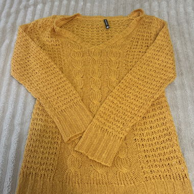 Maglione giallo lavorato a maglia con scollo a V