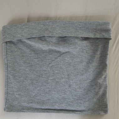 Top aderente grigio senza spalline