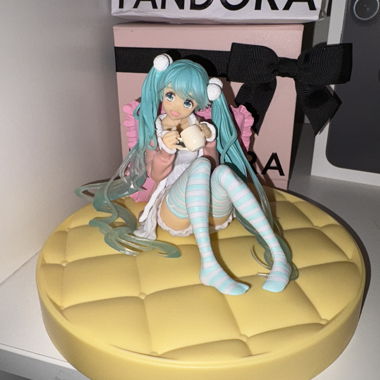 Figurine Miku avec lit