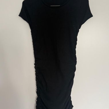Vestito a coste nero con arricciature
