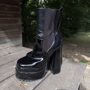 Schwarze Glanz-Plateau-Stiefel