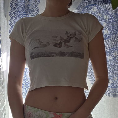 Beige cropped butterfly print t-shirt