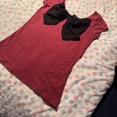 Rotes T-Shirt mit Schleife