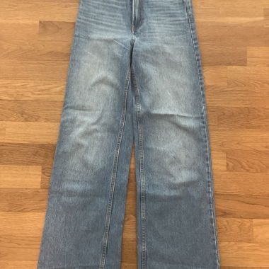 Jeans a gamba larga a vita alta