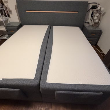 Letto Boxspring blu-grigio con 2 comodini