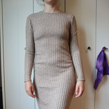 LANGES GERIPPTES KLEID MIT FLAUSCHIGER INNENSEITE