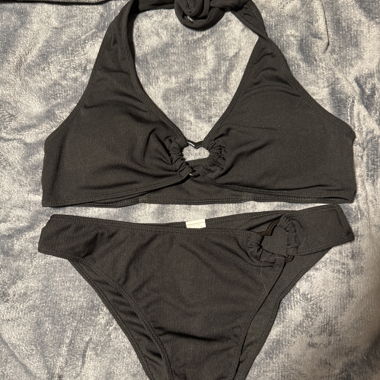 Schwarzer Bikini mit Ringdetails