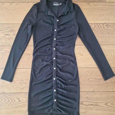 Robe noire avec boutons, taille S, comme neuve