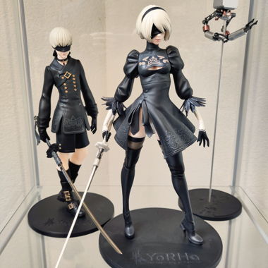 Lot de figurines Nier Automata 2B et 9S et boîtes 