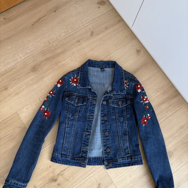 Giacca di jeans con ricamo floreale e perle