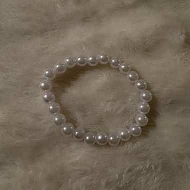 Armband mit weissen Perlen
