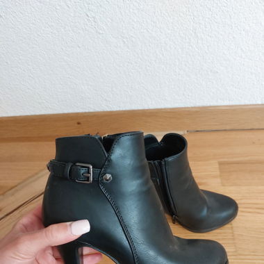 Stiefelette mit Absatz