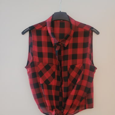Camicia a quadri rosso-nera senza maniche