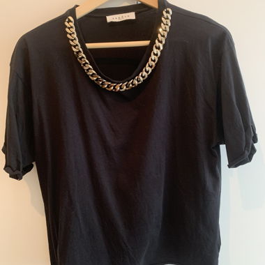 Sandro T-Shirt with gold chain