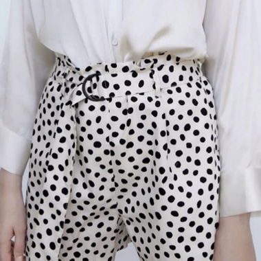 Shorts a pois con cintura