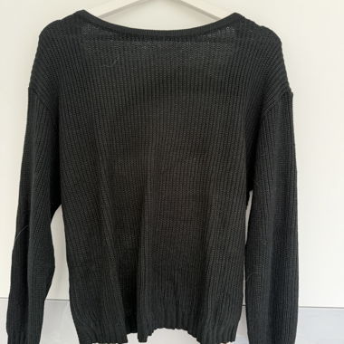 Schwarzer Strickpullover mit Perlen
