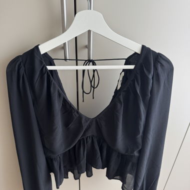 Blusa in chiffon nera H&M con scollo sulla schiena