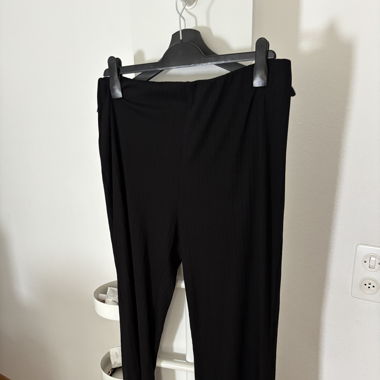 Schwarze weite hose