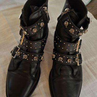 Schwarze verzierte Stiefeletten