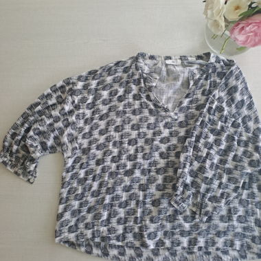Weite Bluse mit Schwarz-Weiss-Muster