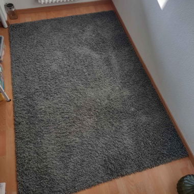 Grauer IKEA Teppich 