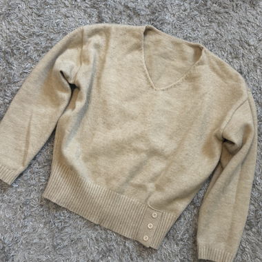 Beiger Pullover mit V-Ausschnitt
