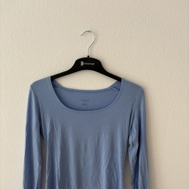 Blaues Shirt