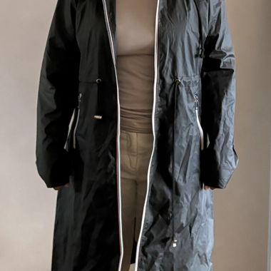 Cappotto nero con cappuccio