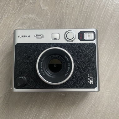 Fuij polaroid instax camera
