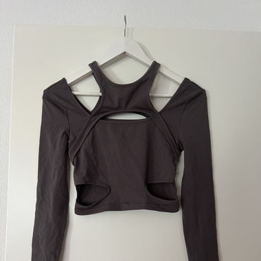Crop top grigio asimmetrico