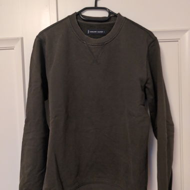 Dark green sweatshirt with crew neck